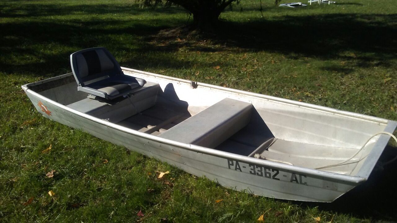 Flat bottom 12 foot Grumman boat no leaks 165 or best offer
