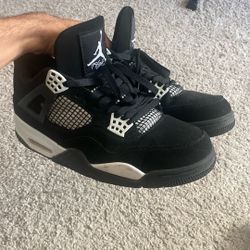 Size 10 Jordan 4’s