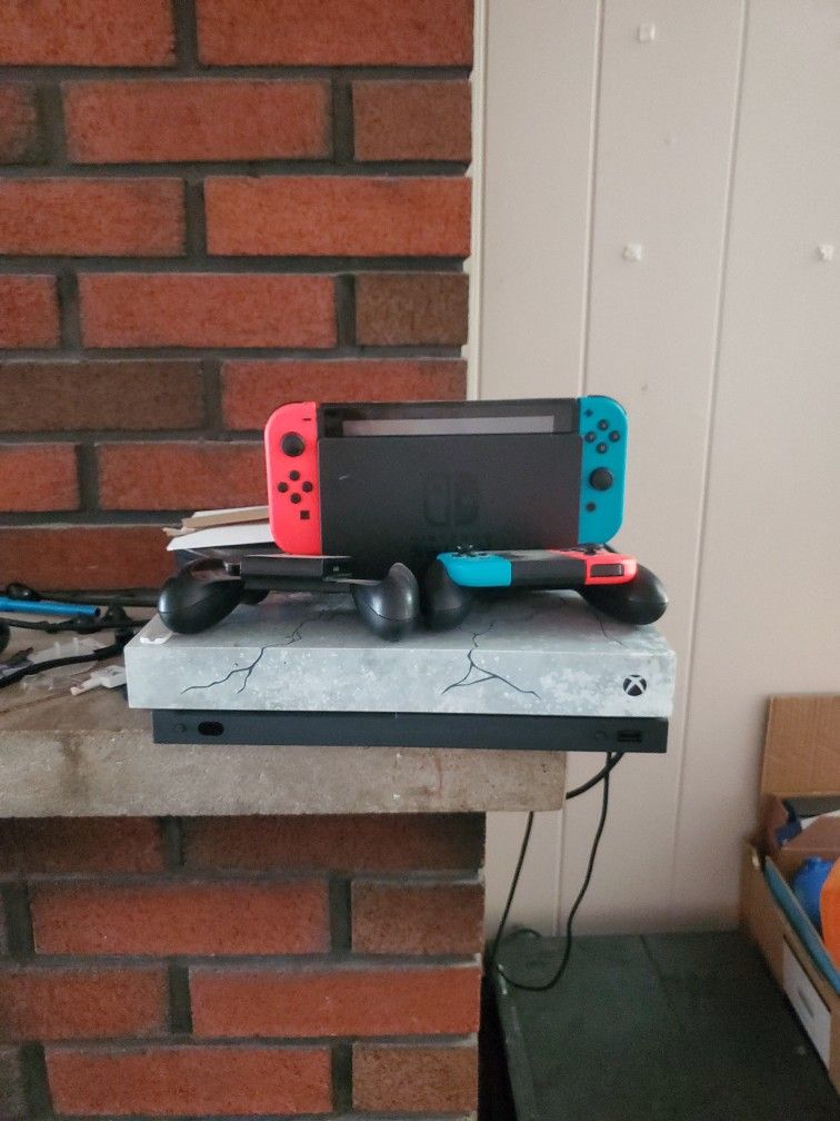 Nintendo Switch W/2 Joycons And 3 Games