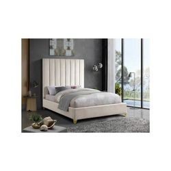 Meridian Furniture Via Cama Full de Terciopelo Rico en Color Crema