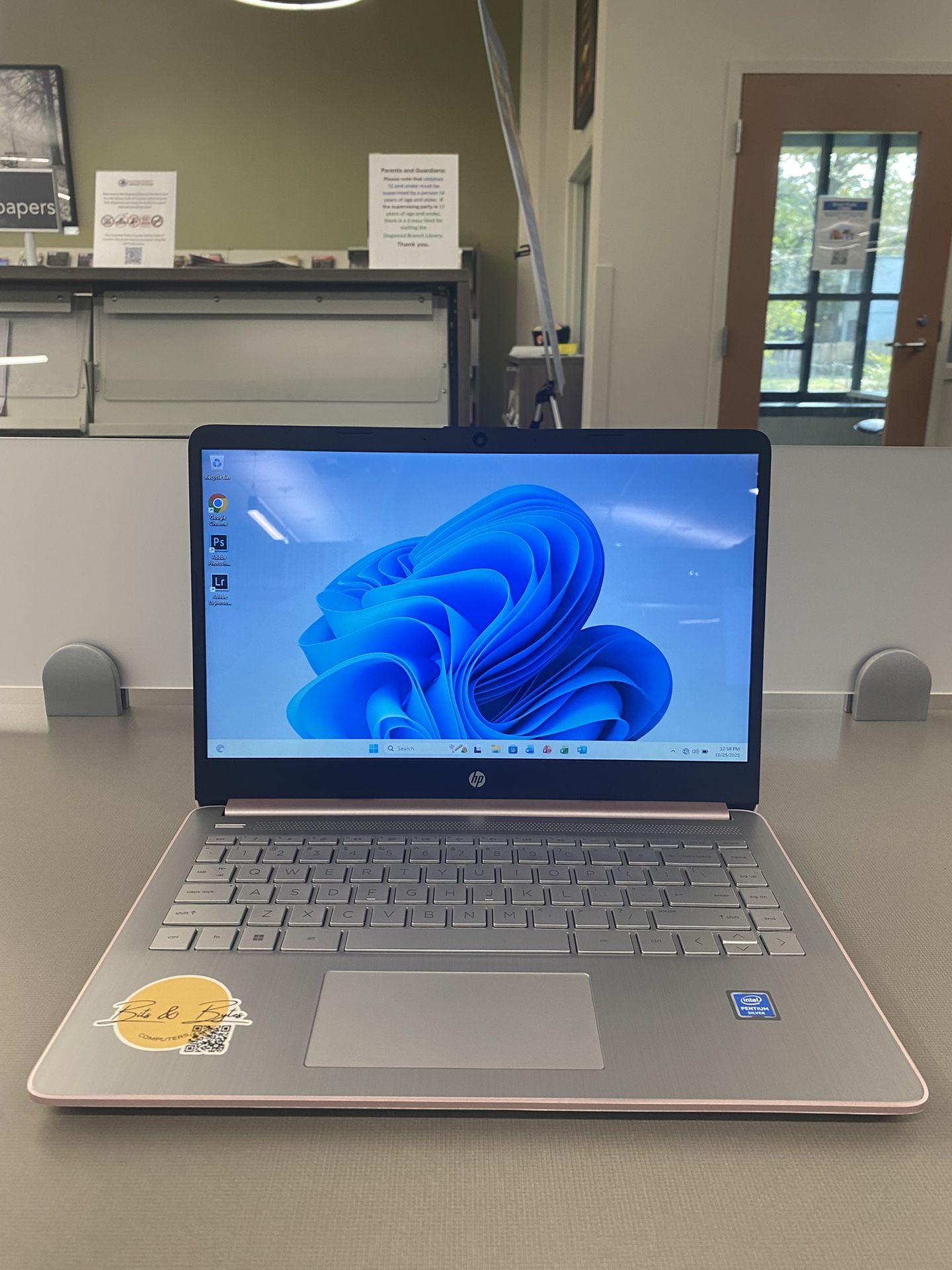 (Touchscreen) HP Laptop 💻 w/Extras