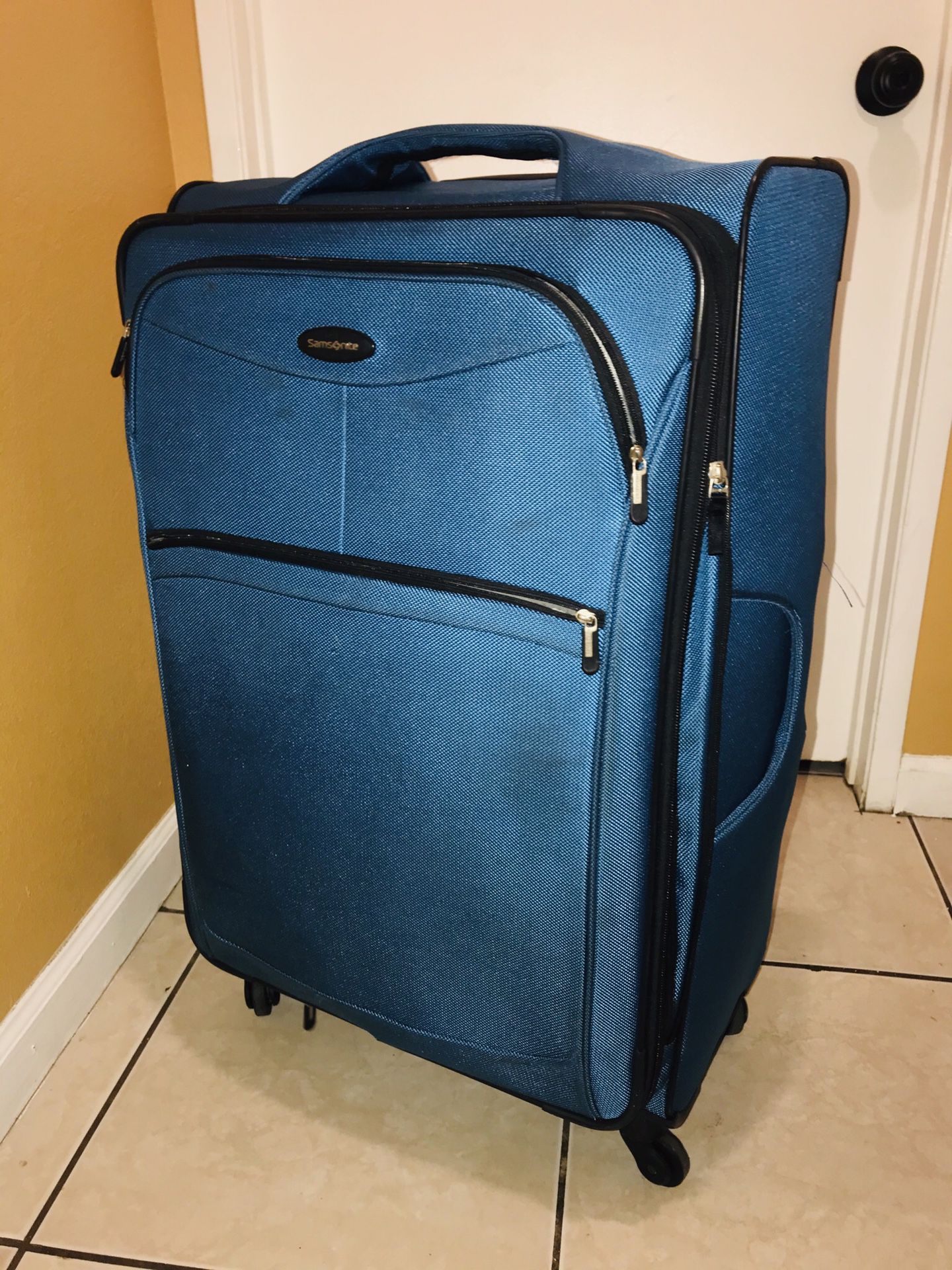 Luggage - 30" Navy Longport Upright Spinner Samsonite . Used still on perfect condition
