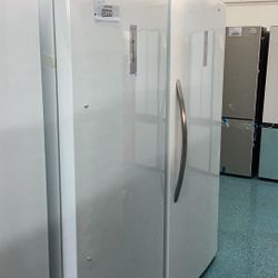 UPRIGHT FREEZER 33 INCHES FRIGIDAIRE 