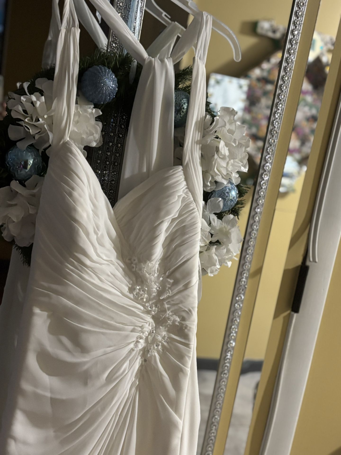 Beautiful David's Size 4 Wedding Dress Wg3482. Great Buy Looks Brand New