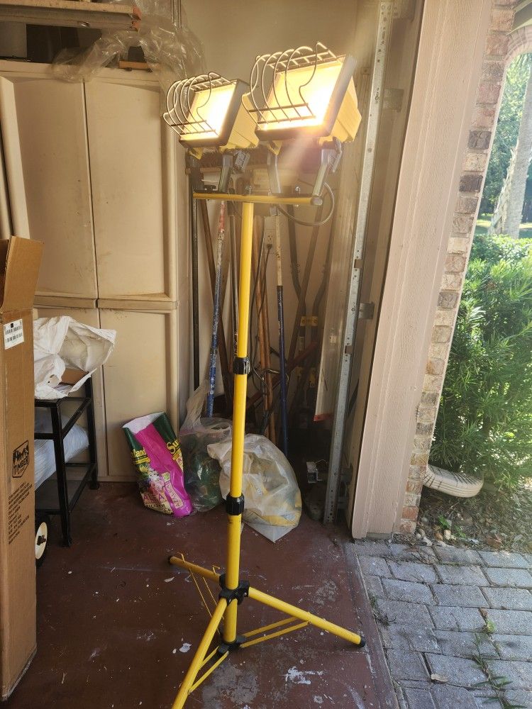 Telescoping Halogen Tripod Work Lights 