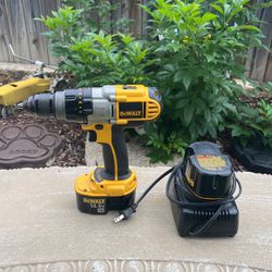 Dewalt Cordless Drill 14.4 Volt Comes With 2 Batteries And Charger