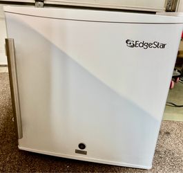 EdgeStar 1.1-cu ft Manual Commercial Freezer (White) ENERGY STAR