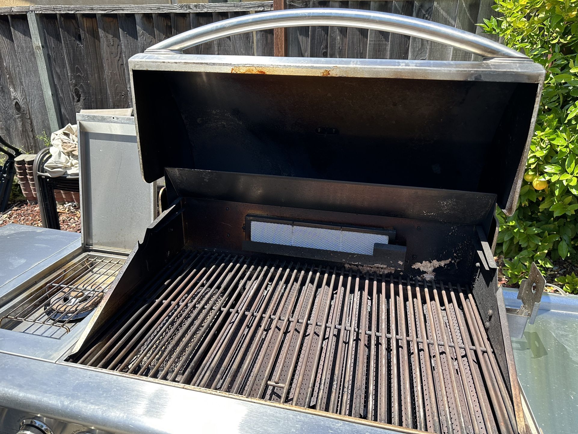 Kirkland Signature Gas Grill 80,000 BTU for Sale in Union City, CA