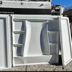 delta 60 x 30 -   3 Ítems items bathtub and walls /Glass Door Nice  new in box  we locate   in Hesperia retail $1400. here only $1100. No Tax All New 