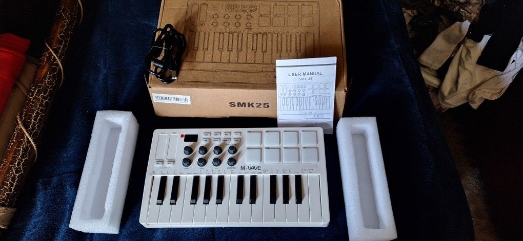 M-VAVE MIDI 25-Key USB MIDI Keyboard Controller With 8 Backlit Drum Pads 8 Knobs