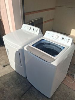 LIKE NEW INSIGNIA WASHER AND DRYER SET