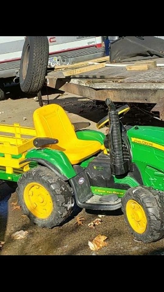 Battery Operated John Deere Tractor With Trailer With Charger And Battery