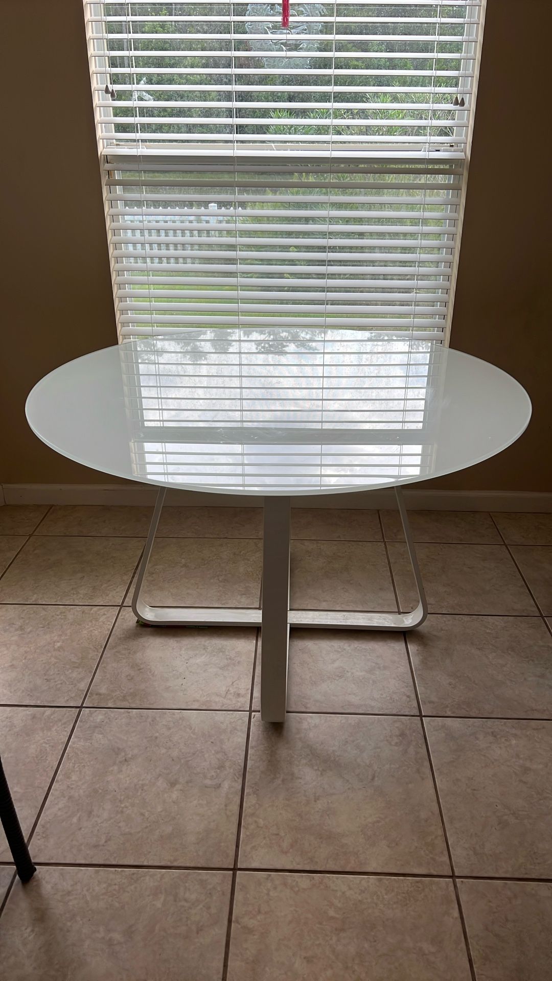 Round Dining Table – 47.5” Diameter, 29.5” Tall
