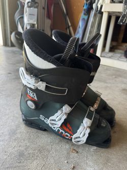 26.5 Salomon ski boots in good condition.