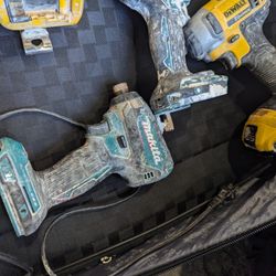 4 Drills 2 Chargers . DeWalt Mikiba