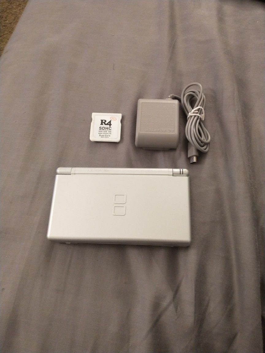 Nintendo DS Lite With R4 Card With 32gb Fully Loaded With Ds And Gba Games