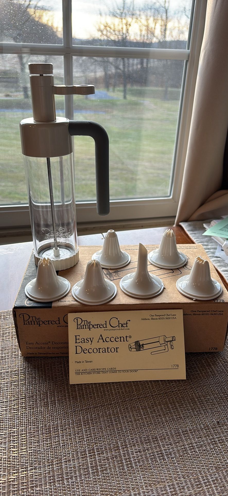 Pampered Chef Easy Accent Decorator