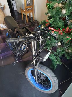 Is $1300 electric bike Ebike 35mph 100miles range. Is used like new all works. $800! Is adult Bike come with charger & 2 Keys