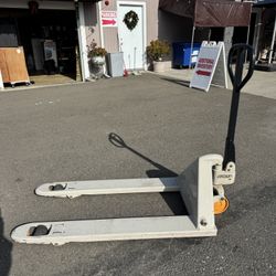 Fairly New Crown Pallet Jack (It Won’t Lift)