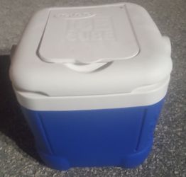 IGLOO ice cube cooler.... 12 quart 14 cans