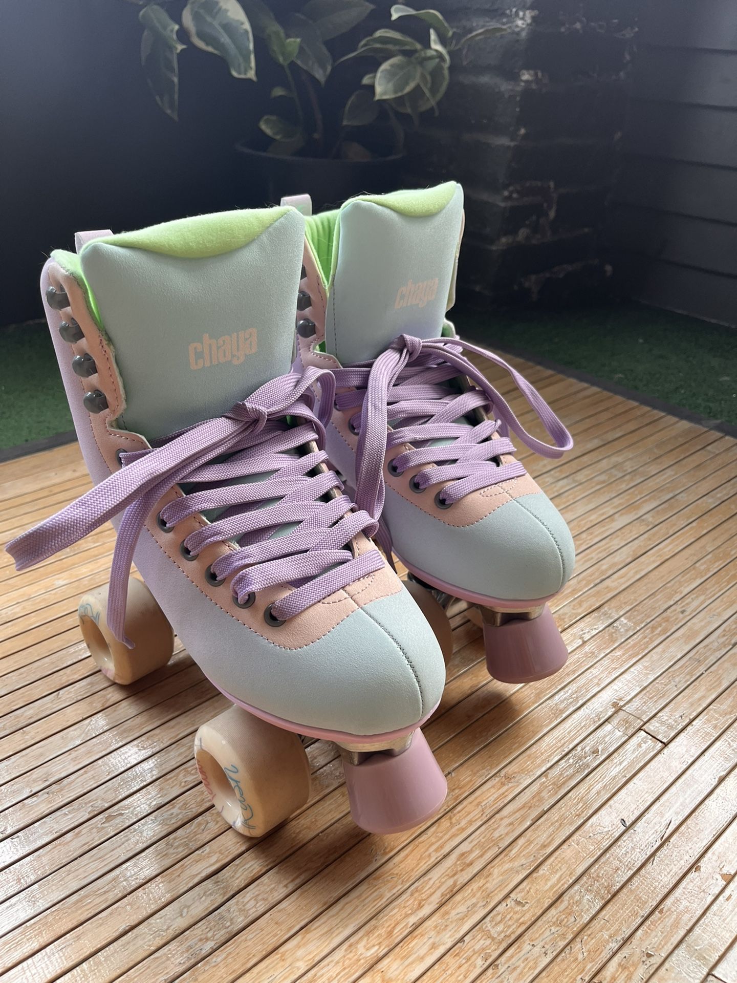 Size 7 Girl’s Chaya Roller skates