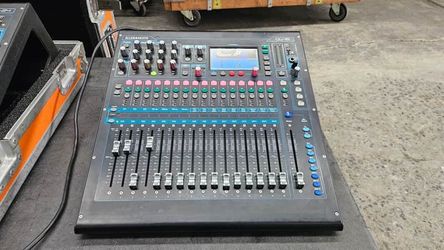 Allen and heath QU-16 with hard case