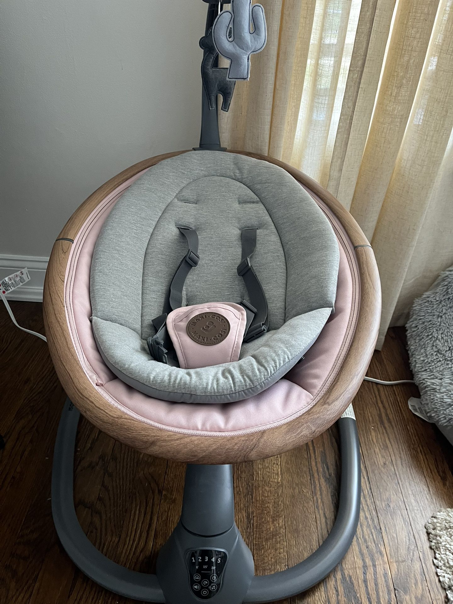 Maxi cost Baby Swing - Like New 