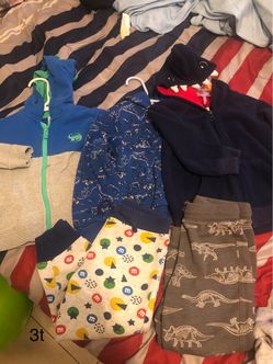 Toddler sweater’s and sweatpants size 3t