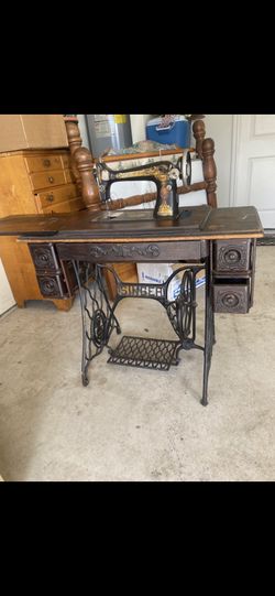 1916 Singer Antique Sewing Machine With Table