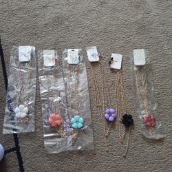 12 Solice Necklace Sets multiple colors
red -4
Coral - 2
White - 2
Black - 2
Turquoise - 1
Purple - 1

Price for 1 set $5 price for all 12 sets $20