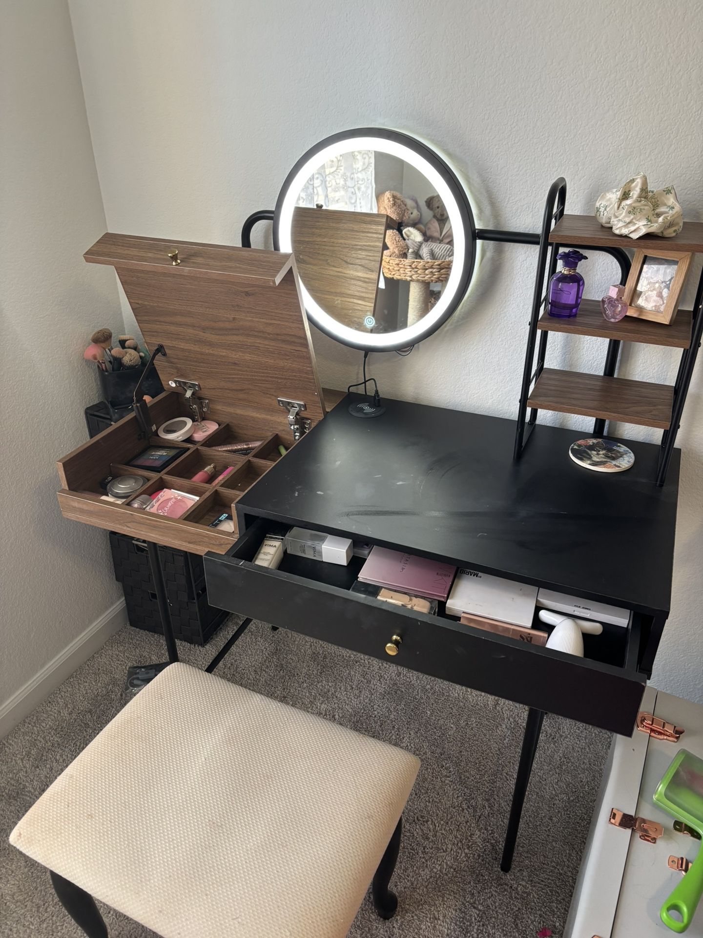 Makeup vanity