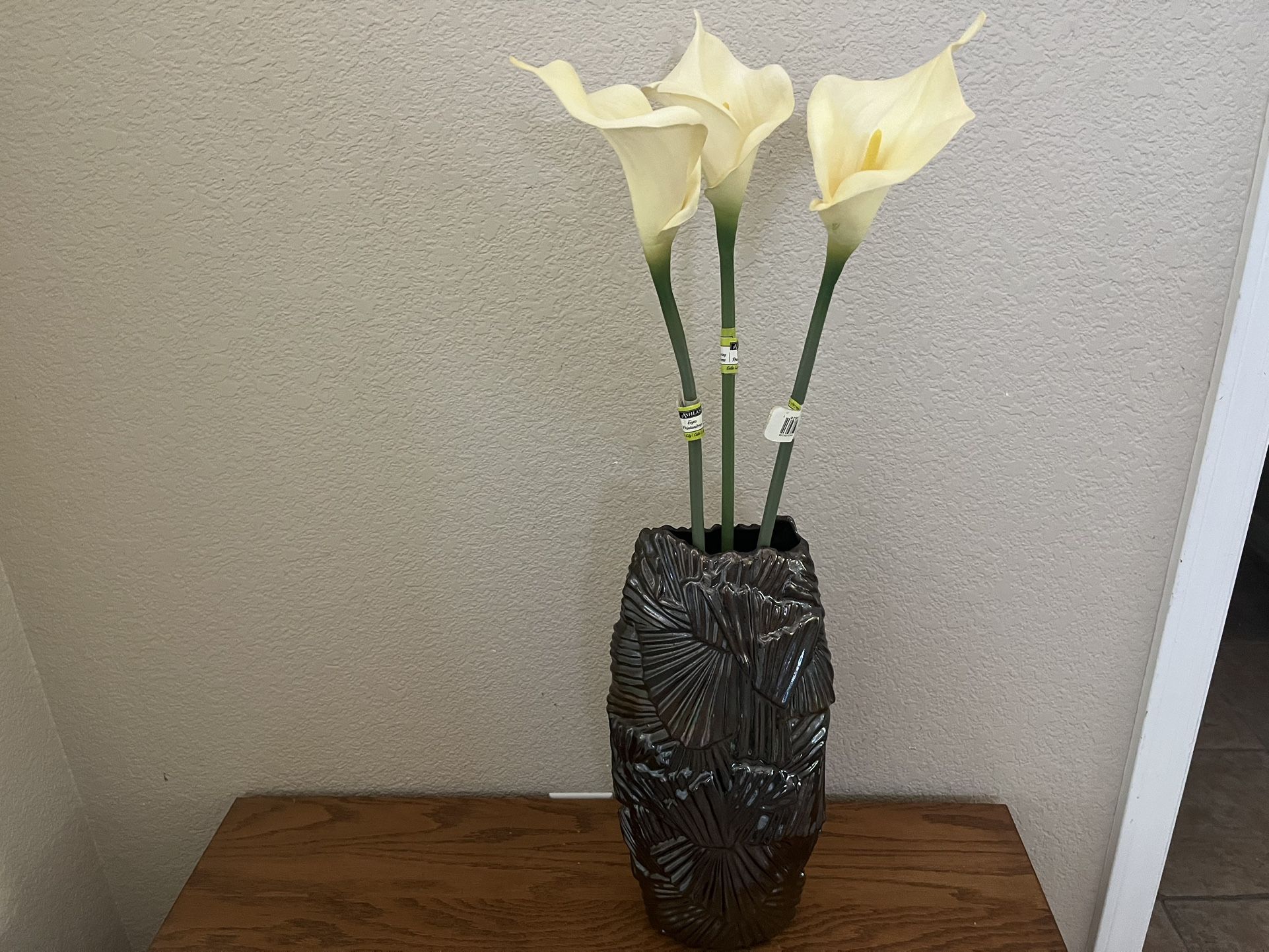 Gorgeous Iridescent Pearlized Vase With Flowers