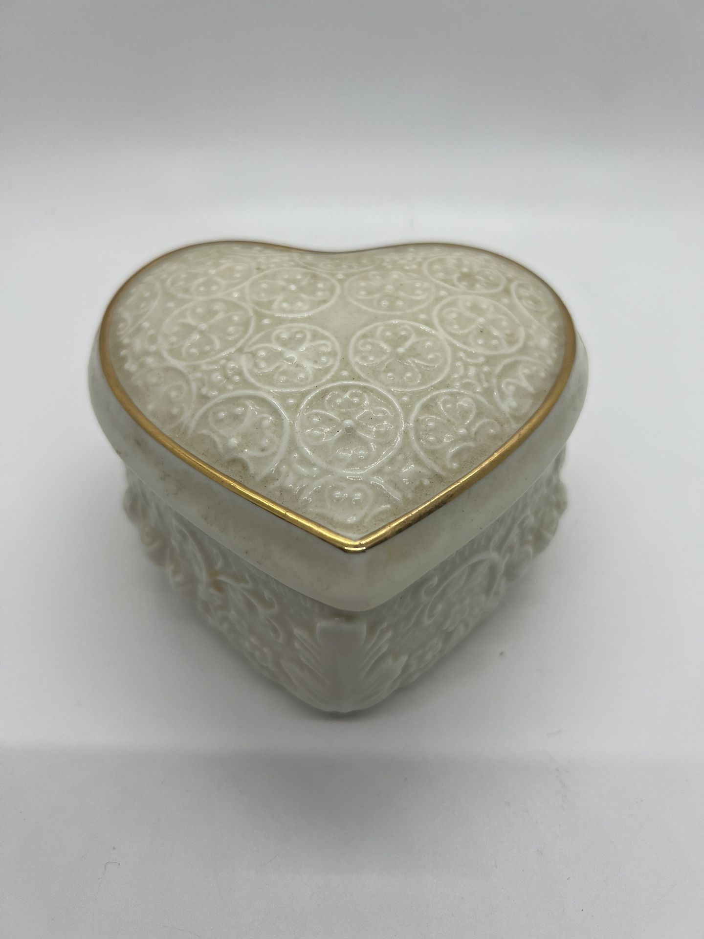Jewelry box made of porcelain with gold trim