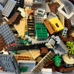 100 Pieces - Lego Specialized Castle LOTR bricks parts blocks all Randomized. 100 pcs total.