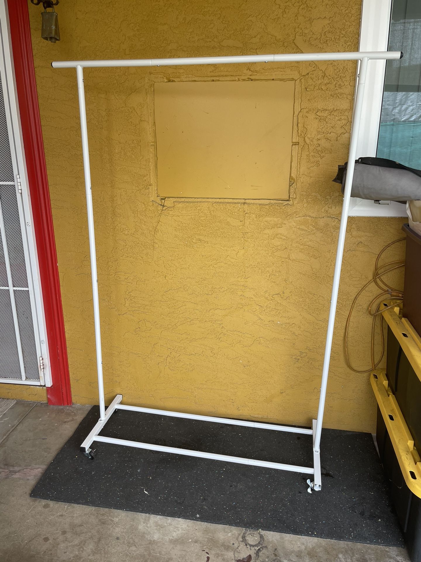 BEAUTIFUL LIKE NEW CLOTHING RACK WITH WHEELS
