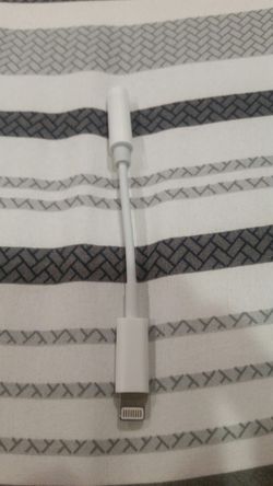 Lightning to 3.5mm audio adapter for iPhone 7/8/X.