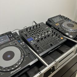 2 CDJ 2,000 Nexus & DJM 900 NXS Mixer With Case
