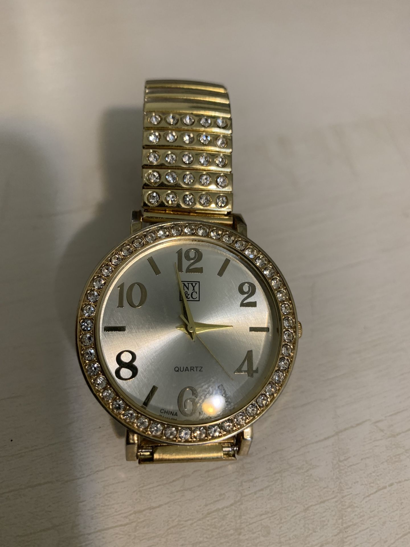 the wristwatch works well in good condition new batteries