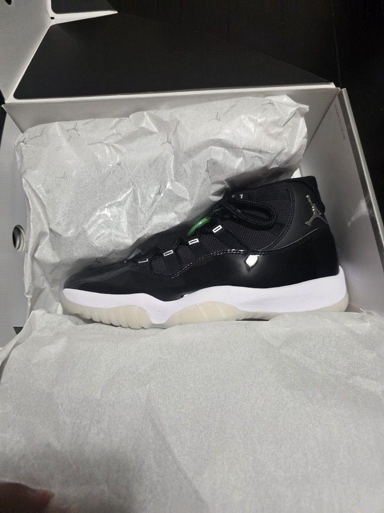 JORDAN 11 RETROS BLACK AND WHITE COLORWAY