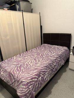 Twin Peaks Bed With Trundle And Comes With Two Mattresses