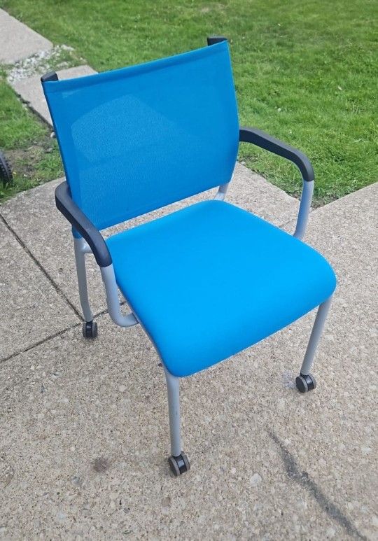 SitOnit Seating Blue mesh fabric office arm chair on wheels in Excellent condition.