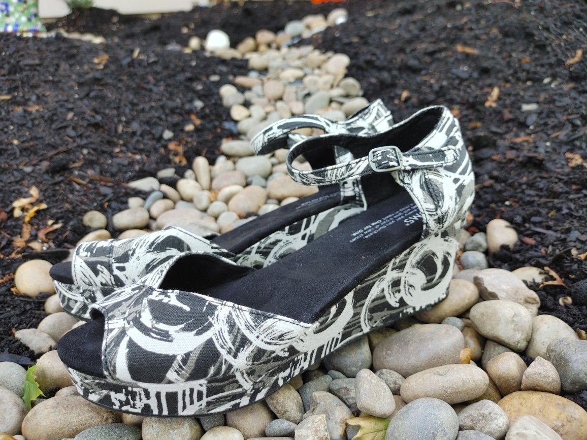 Tom's 9.5 Black White Gray Platform Wedge Heel Shoe Open Toe Ankle Strap Women's
