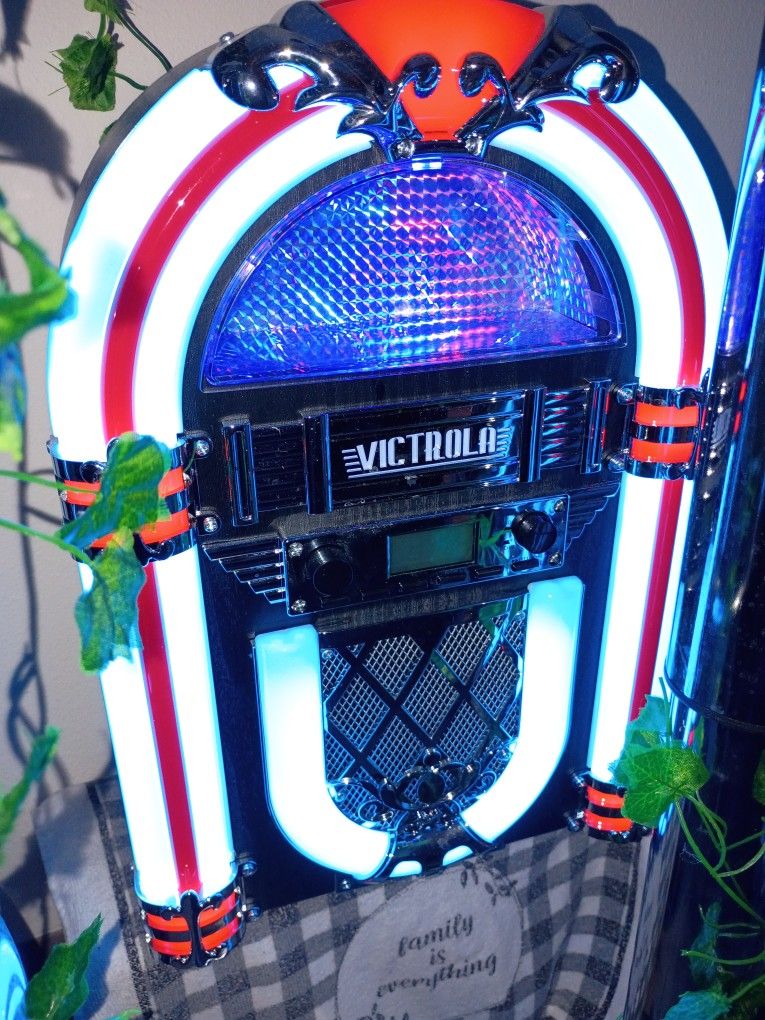 VICTOROLA LIGHT UP JUKE BOX BLUETOOTH AND RADIO 