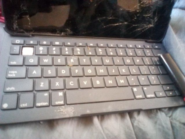 I Pad 5generation  With Keyboard
