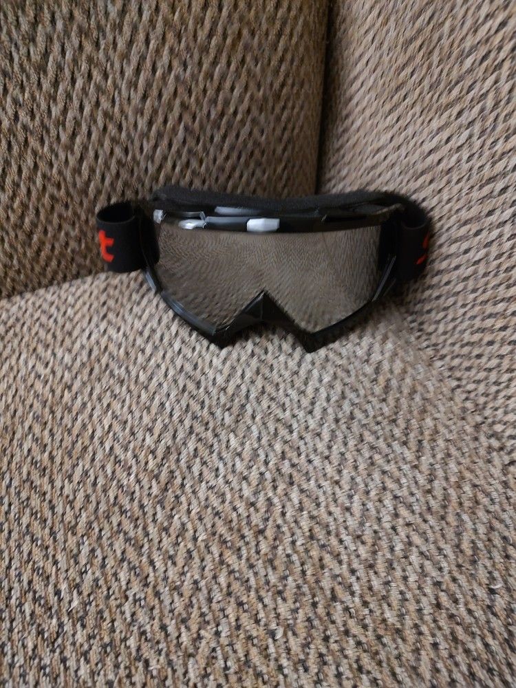 SPORT SKI/MOTORCYCLE GOGGLES.  MIRROR  LENS.  ADJUSTABLE  STRAP.  NEW.  PICKUP ONLY.