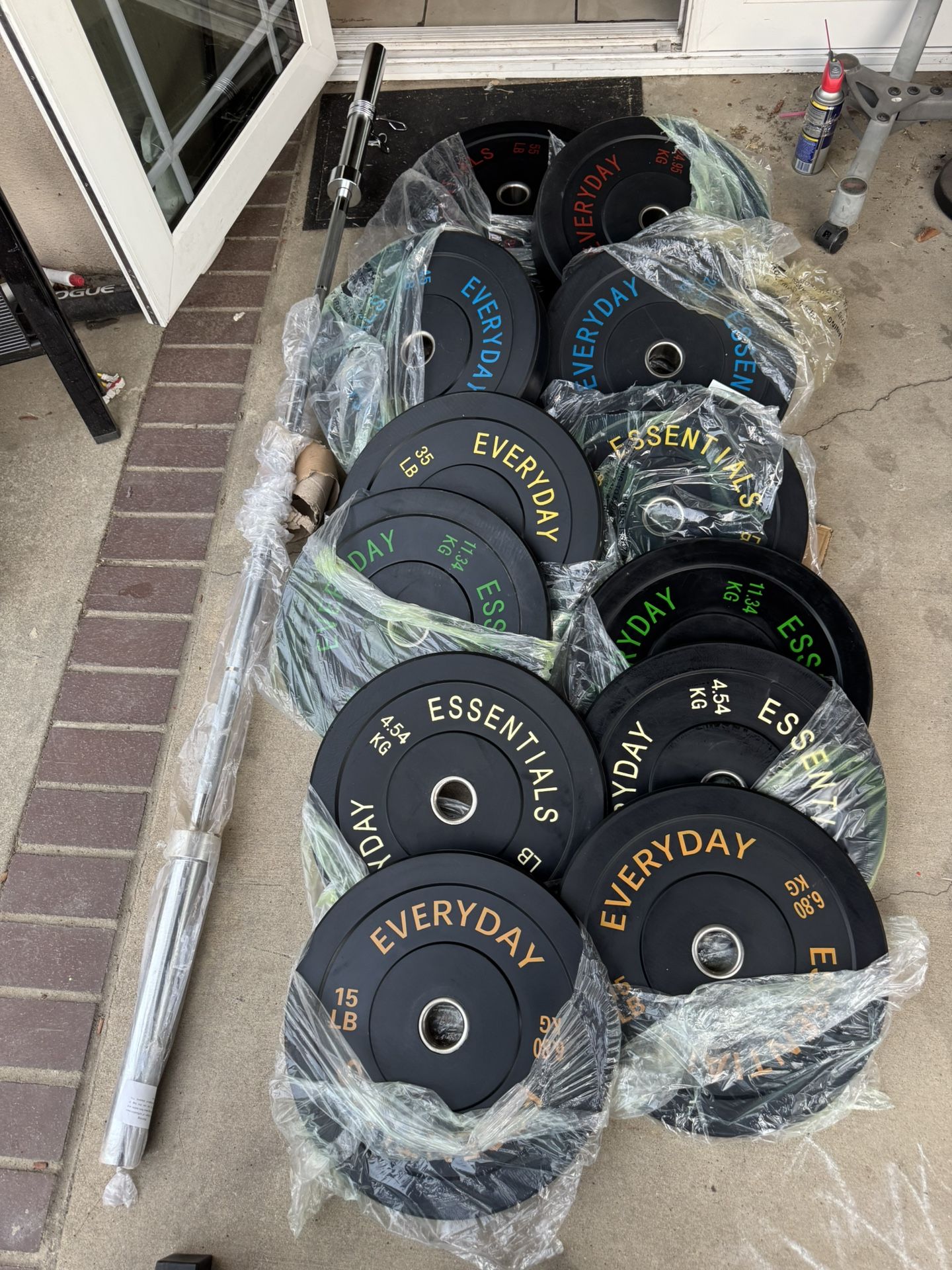 Olympic rubber bumper weights 370lbs total plus 7ft 45lbs bar brand new