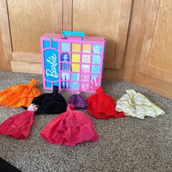 Barbie Dream Closest & 7 Dresses