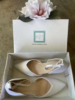 Nice and comfortable beautiful shoes Totally: 31 pairs v White size 6: 3 pairs White size 8: 3 pairs Blue royal size 8: 12 pairs Blue royal size 9: