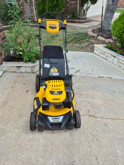 Dewalt Gas Mower 196cc comercial engine Self Propelled RWD used working good condition trabajando muy bien