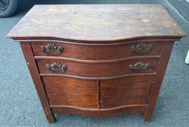 Vintage Bow-Front Wood Washstand Dresser. 32L x 18W x 29H
